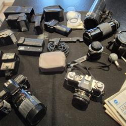 Minolta 7000 AF et minolta XD 7 avec de nombreux accessoires.