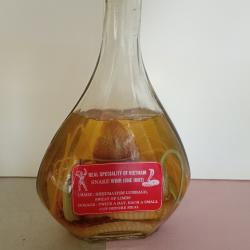 Cobra dans une bouteille d'alcool