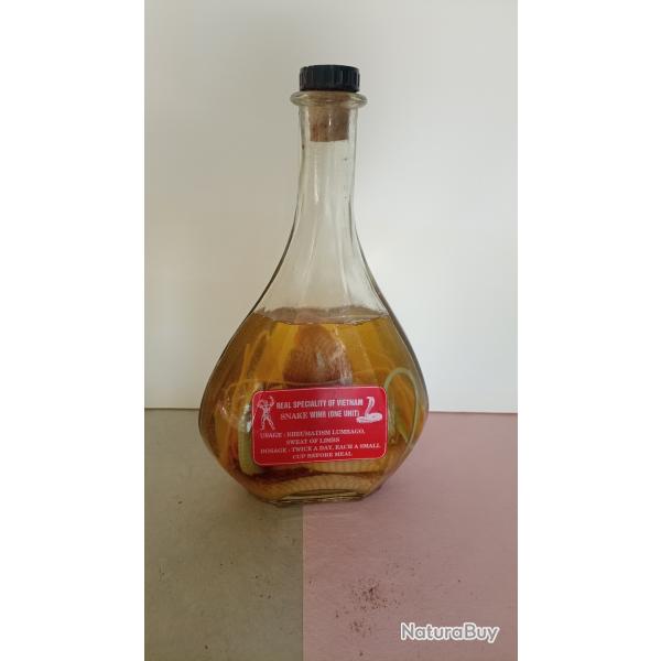 Cobra dans une bouteille d'alcool