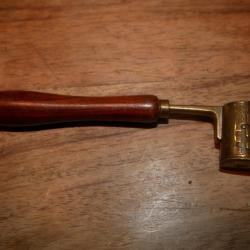 Chargette &agrave; poudre Laiton et bois marquage EC &agrave; l'ancre