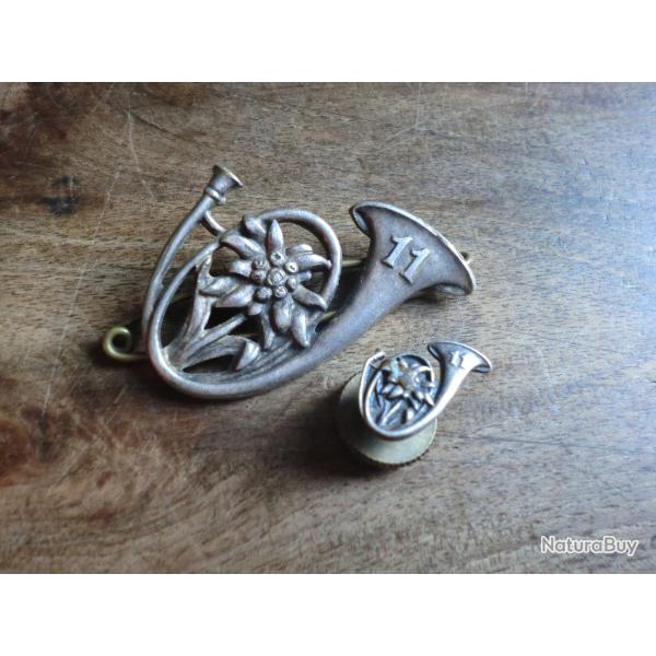 insigne + attache  col  11eme bataillon de chasseurs alpins  / drago paris