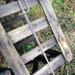 Épée ancienne. Décor de coq