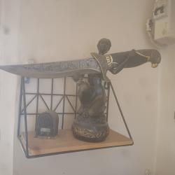 Statuette avec dague