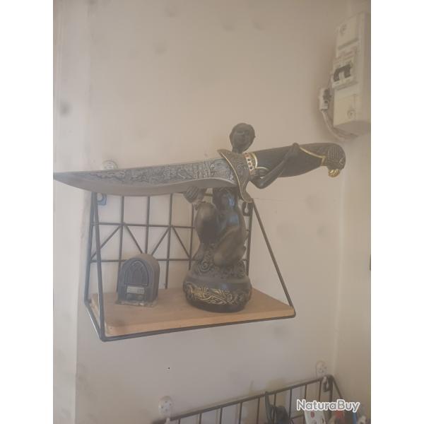 Statuette avec dague