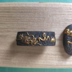 Fuchi et Kashira en fer patiné et doré - Dragons dans les nuages - Japon antique