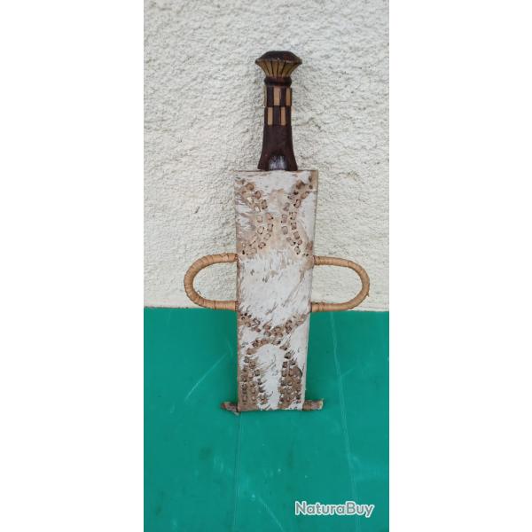 SUPERBE COUTEAU BAMILEKE BAMOUN CAMEROUN AVEC SON FOURREAU  .