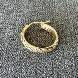 Jolie boucle d'oreille unique en or massif 9 carats - dormeuse