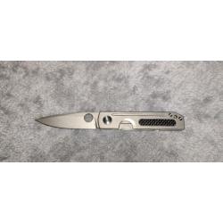 couteau pliant manche titane et carbone , lame acier D2 , épaisseur lame 5 mm