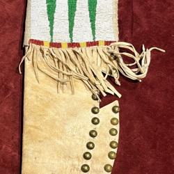 Magnifique &eacute;tui &agrave; couteau indien des plaines perl&eacute; et son couteau de traite