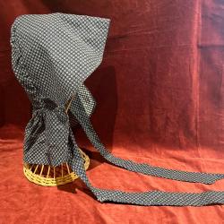 Coiffe de pionni&egrave;re genre petite maison dans la prairie reconstitution cowboy