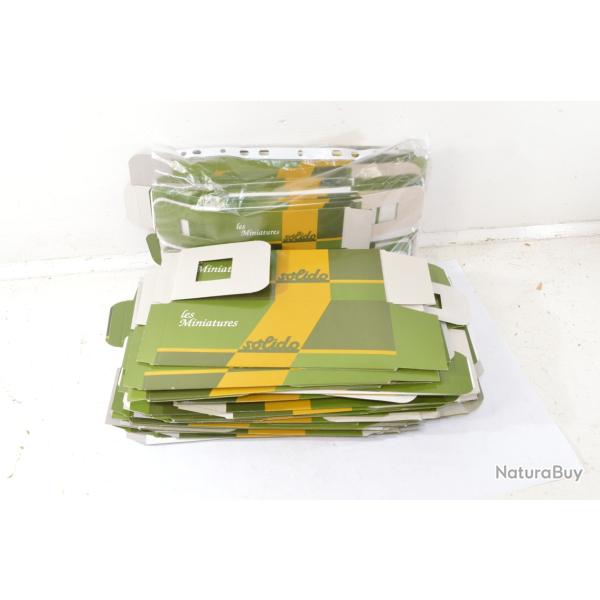 Lot important de boites vides v�hicules militaires Les miniatures Solido �ditions Hachette +antennes