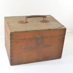 Ancienne caisse / coffret en bois. Style Western, d&eacute;co country Empire, coffret &agrave; munitions pistolet