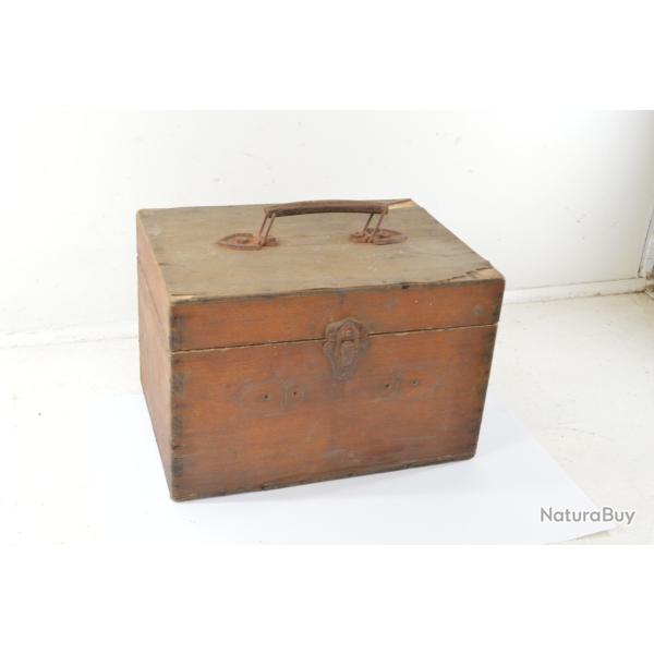 Ancienne caisse / coffret en bois. Style Western, d�co country Empire, coffret � munitions pistolet