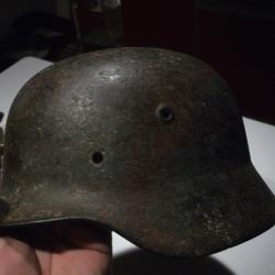 EQUIPEMENT MILITAIRE CASQUE ALLEMAND AVEC RESTE DE CAMOUFLAGE