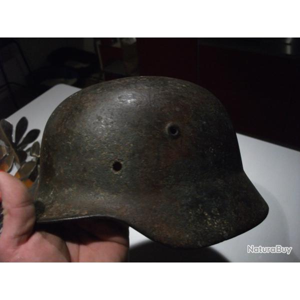 EQUIPEMENT MILITAIRE CASQUE ALLEMAND AVEC RESTE DE CAMOUFLAGE