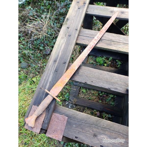 Glaive artisanal ancien