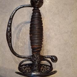 ÉPÉE DE COUR 18ème siècle EN FER AJOURÉ.