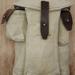 Porte-chargeurs AK-47 Sovi&eacute;tique en excellent &eacute;tat.