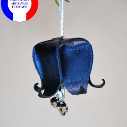 Fleur Campanule musicale de No&euml;l en cuir et ses clochettes pour le sapin bleu nuit