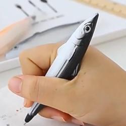 1 STYLO POISSON 13 CM DE LONG ET 25MM DE LARGE COULEUR ALEATOIRE