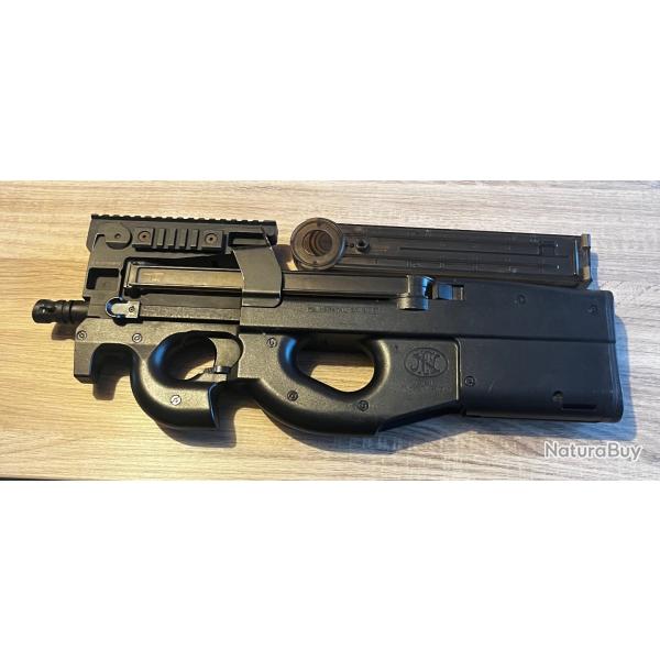 P90 AEG (marquage FN Herstal) - 2 chargeurs + batterie