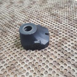 embase DLG TACTICAL se fixant sur rail picatinny pour mettre une grenadière type QD pour sangle