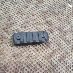 rail picatinnny DLG TACTICAL en polym&egrave;re 5 slots de 6 cm avec fixation M- LOK
