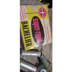 deux anciennes boites de cartouches