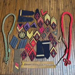 LOT DÉCORATION FOURRAGÈRE EPAULETTE GRADE GALON ETC... 34 PIÈCES