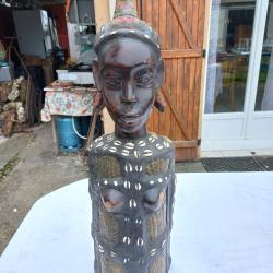 Statue Africaine Femme Bois , laiton , Perles , Coquillages