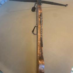 une arbalete ancienne, bois et fer