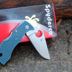 Couteau Spyderco Manbug K390 Manche FRN Blue Lame Acier K390 Lockback Clip Made Japan MFPK390