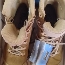 Chaussures de randonnée MEINDL.