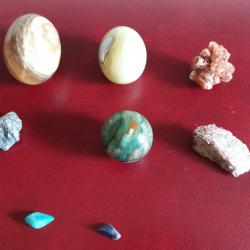 Lot de min&eacute;raux : aragonite, onyx, jaspe 'african bloodstone', nodule m&eacute;tal, turquoise, lapis-lazuli