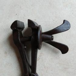 Ancien &eacute;tau d'armurier mors de 40mm en TBE de fonctionnement