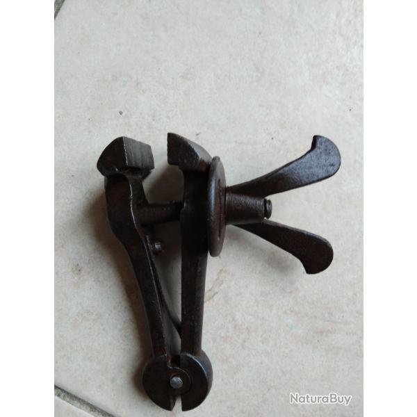 Ancien �tau d'armurier mors de 40mm en TBE de fonctionnement