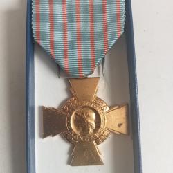 medaille croix du combatant en bronze dor&eacute;