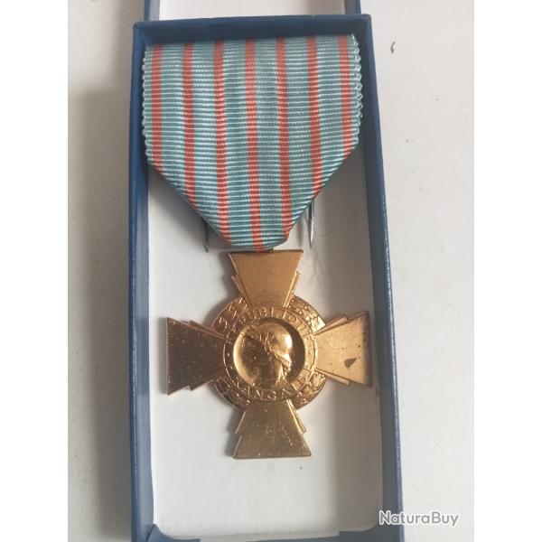 medaille croix du combatant en bronze dor�