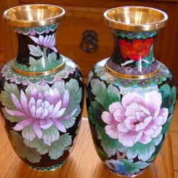 LOT DE 2 SUPERBES VASES CLOISONNEES MULTICOLORES -- SPLENDIDES COULEURS ET MAGNIFIQUES OBJETS D'ARTS