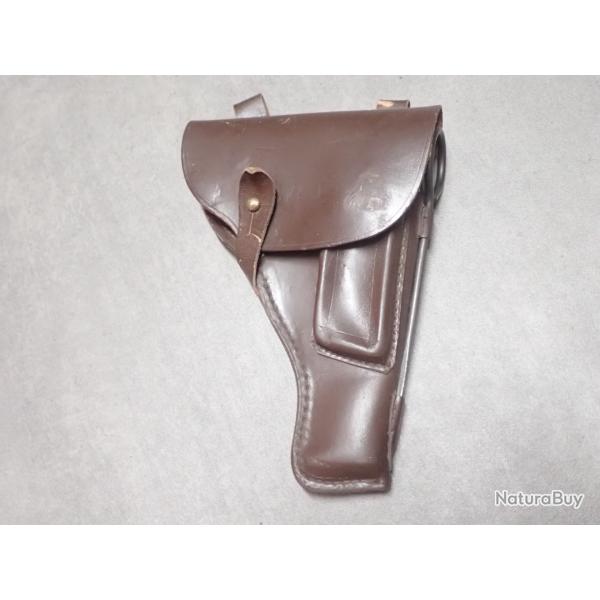 tui en cuir Makarov avec sa baguette de nettoyage