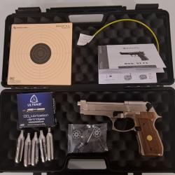R&eacute;plique en m&eacute;tal du pistolet Beretta M92 FS 9 mm, version Nickel avec poign&eacute;es &laquo; Wood Grip &raquo;