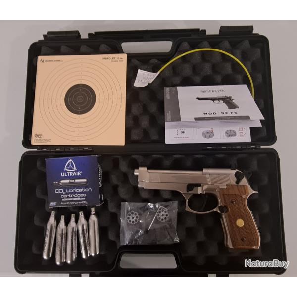 R�plique en m�tal du pistolet Beretta M92 FS 9 mm, version Nickel avec poign�es � Wood Grip �