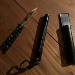 Couteau papillon et matraque téléscopique .
