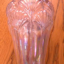 SUBLIME VASE DE VERRE AUX COULEURS IRISEES + ESTAMPILLE DESSOUS + DECORS DE FEUILLAGES SUR TIGES