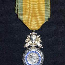 MEDAILLE MILITAIRE 1870-3° TYPE MONOBLOC DITE DES VERSAILLAIS-SIGNEE BARRE-ARGENT ET VERMEIL 1871