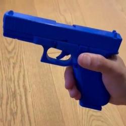 Blue Gun articul&eacute; - R&eacute;plica Glock 17 - Assembl&eacute;