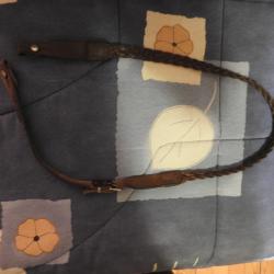 Bretelle de fusil ou carabine  en cuir tressé. Longueur 1,10 mètres