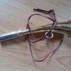 Belle trompe  MILLIENS  16cm avec lanière cuir.