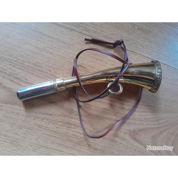 Belle trompe  MILLIENS  16cm avec lani�re cuir.