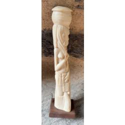 Statuette de femme en ivoire v&eacute;ritable. Afrique de l'Ouest